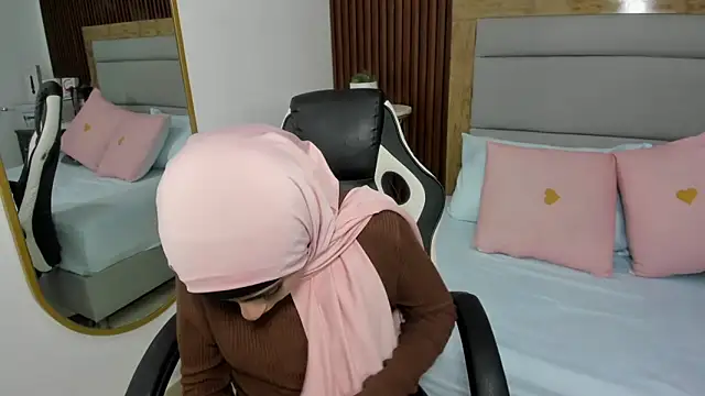 chaymae nah  online show from 03-04-25, 03:37