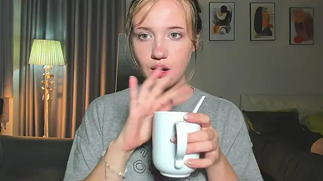 HanahCute online show from 02-25-25, 11:04