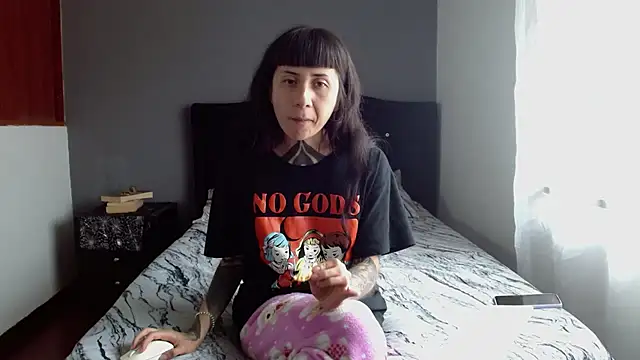 Snapshot of Emilia_1995 chatting on 06-18-26, 03:50 Emilia 1995 online show from 06-18-26, 03:50