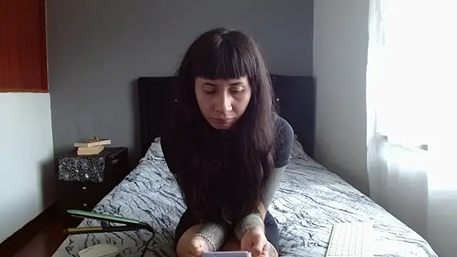 Snapshot of Emilia_1995 chatting on 06-17-26, 04:06 Emilia 1995 online show from 06-17-26, 04:06