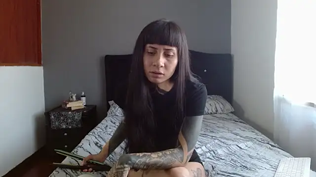 Emilia 1995 online show from 11-21-25, 04:28