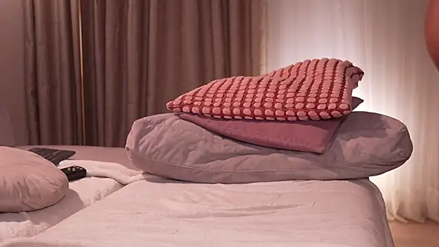 pauline  7 online show from 02-12-26, 05:45