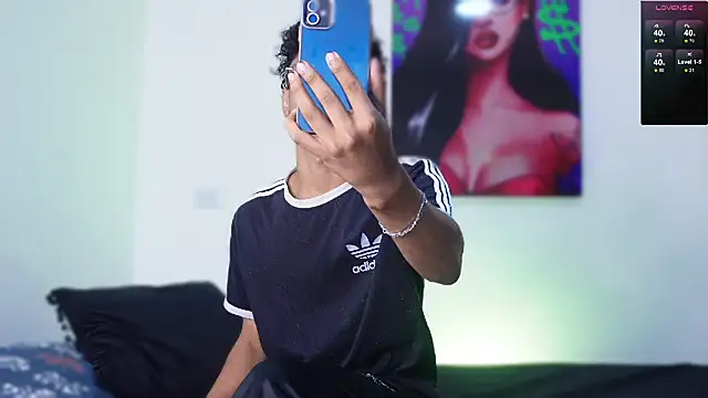 Snapshot of harrytwink18 chatting on 01-06-25, 01:30 harrytwink18 online show from 01-06-25, 01:30