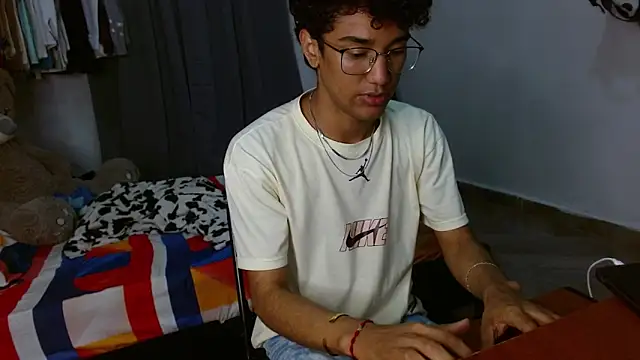 Snapshot of harrytwink18 chatting on 02-16-26, 09:13 harrytwink18 online show from 02-16-26, 09:13