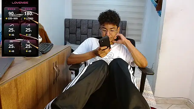 Snapshot of harrytwink18 chatting on 09-10-25, 02:49 harrytwink18 online show from 09-10-25, 02:49