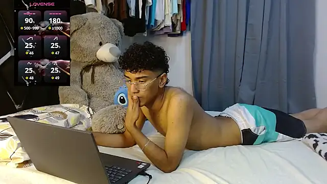 Snapshot of harrytwink18 chatting on 04-13-26, 10:47 harrytwink18 online show from 04-13-26, 10:47