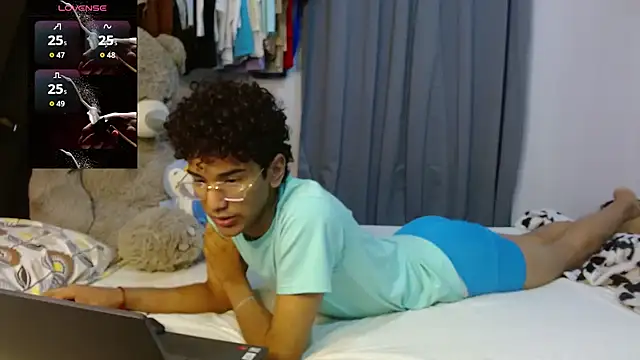 Snapshot of harrytwink18 chatting on 04-08-26, 10:11 harrytwink18 online show from 04-08-26, 10:11