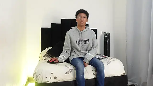 Snapshot of harrytwink18 chatting on 01-13-25, 01:49 harrytwink18 online show from 01-13-25, 01:49