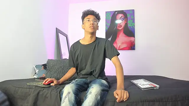 Snapshot of harrytwink18 chatting on 02-27-25, 01:28 harrytwink18 online show from 02-27-25, 01:28