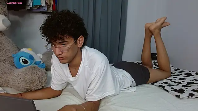 Snapshot of harrytwink18 chatting on 04-07-26, 02:19 harrytwink18 online show from 04-07-26, 02:19