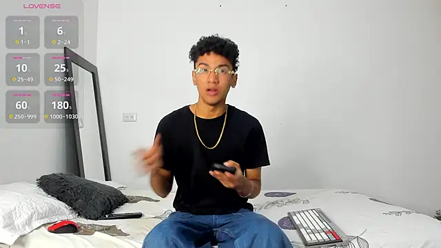 Snapshot of harrytwink18 chatting on 12-16-25, 02:32 harrytwink18 online show from 12-16-25, 02:32