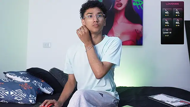 Snapshot of harrytwink18 chatting on 01-07-25, 01:24 harrytwink18 online show from 01-07-25, 01:24