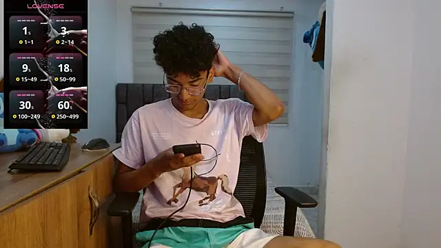 Snapshot of harrytwink18 chatting on 09-15-25, 03:23 harrytwink18 online show from 09-15-25, 03:23