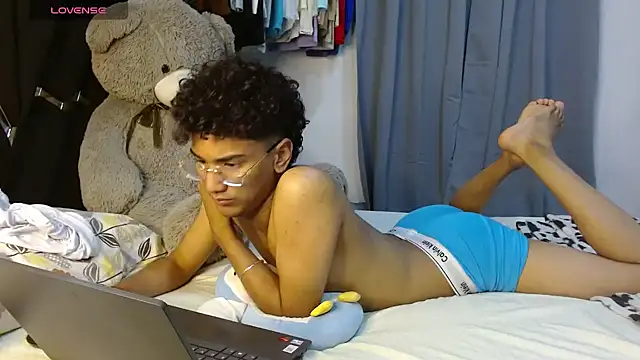 Snapshot of harrytwink18 chatting on 04-14-26, 06:57 harrytwink18 online show from 04-14-26, 06:57