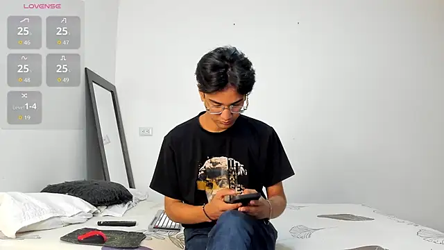 Snapshot of harrytwink18 chatting on 12-19-25, 01:35 harrytwink18 online show from 12-19-25, 01:35