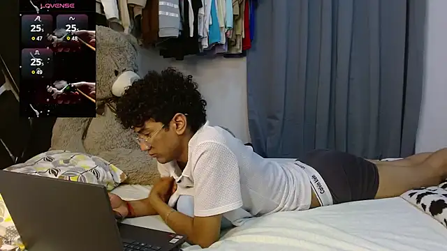 Snapshot of harrytwink18 chatting on 04-08-26, 02:35 harrytwink18 online show from 04-08-26, 02:35