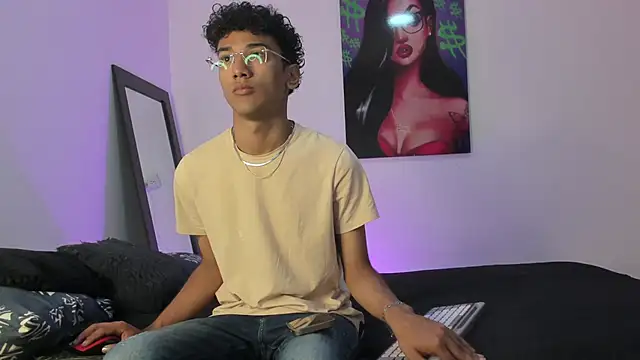 Snapshot of harrytwink18 chatting on 02-18-25, 01:22 harrytwink18 online show from 02-18-25, 01:22