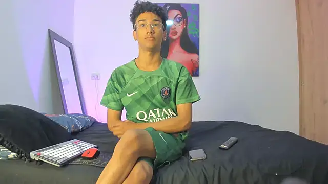 Snapshot of harrytwink18 chatting on 03-18-25, 01:12 harrytwink18 online show from 03-18-25, 01:12