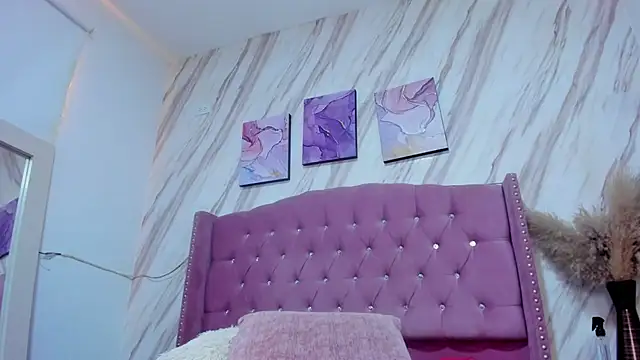 Hanna Corne online show from 12-29-24, 02:52