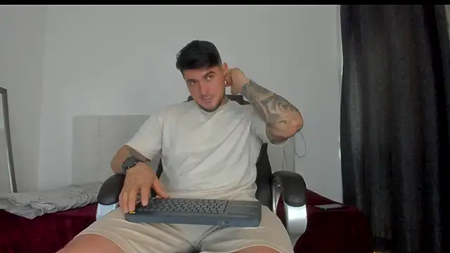 Snapshot of Teilor_Creed chatting on 11-18-25, 07:39 Teilor Creed online show from 11-18-25, 07:39