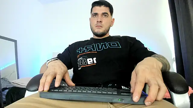 Snapshot of Teilor_Creed chatting on 12-20-25, 07:06 Teilor Creed online show from 12-20-25, 07:06