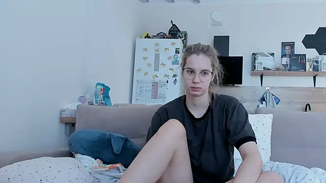 Snapshot of Girl_alone_home chatting on 05-18-26, 02:33 Girl alone home online show from 05-18-26, 02:33