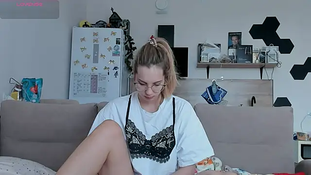 Snapshot of Girl_alone_home chatting on 05-28-26, 03:47 Girl alone home online show from 05-28-26, 03:47