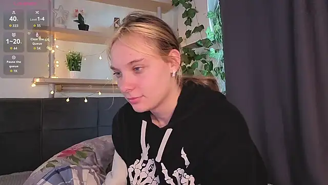 Snapshot of NaokoStifel chatting on 05-19-26, 01:10 NaokoStifel online show from 05-19-26, 01:10