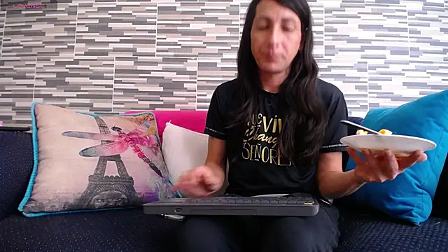 Snapshot of VioletaGomezCo chatting on 05-27-26, 03:08 VioletaGomezCo online show from 05-27-26, 03:08