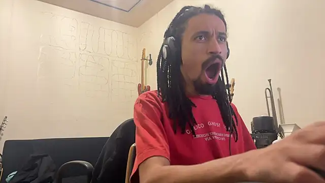 Snapshot of hotcamboy420 chatting on 10-31-25, 06:21 hotcamboy420 online show from 10-31-25, 06:21