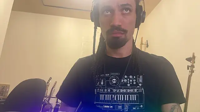 Snapshot of hotcamboy420 chatting on 10-27-25, 03:29 hotcamboy420 online show from 10-27-25, 03:29