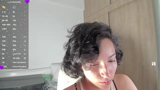 Snapshot of laura-hills18 chatting on 10-03-25, 02:26 laura-hills18 online show from 10-03-25, 02:26