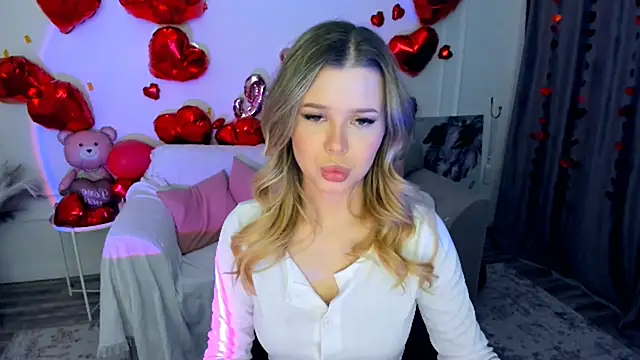 Snapshot of FollowLovee chatting on 02-06-26, 03:35 FollowLovee online show from 02-06-26, 03:35