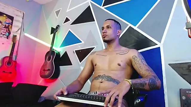 Snapshot of MagnusFrost chatting on 10-04-25, 11:06 MagnusFrost online show from 10-04-25, 11:06