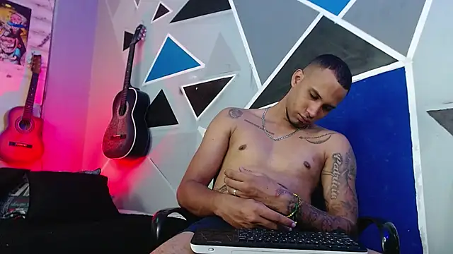 Snapshot of MagnusFrost chatting on 09-21-25, 09:03 MagnusFrost online show from 09-21-25, 09:03