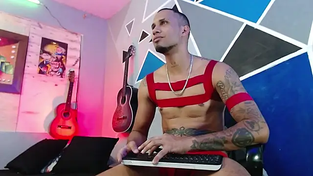 Snapshot of MagnusFrost chatting on 12-16-25, 03:00 MagnusFrost online show from 12-16-25, 03:00