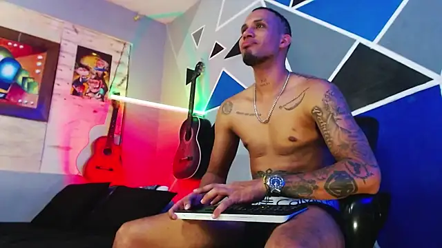 Snapshot of MagnusFrost chatting on 11-19-25, 06:02 MagnusFrost online show from 11-19-25, 06:02