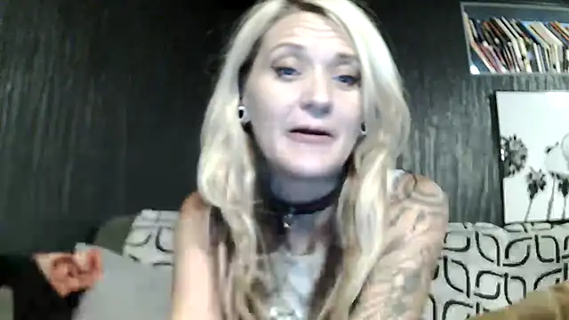 Snapshot of Candalicious chatting on 11-19-25, 11:38 Candalicious online show from 11-19-25, 11:38