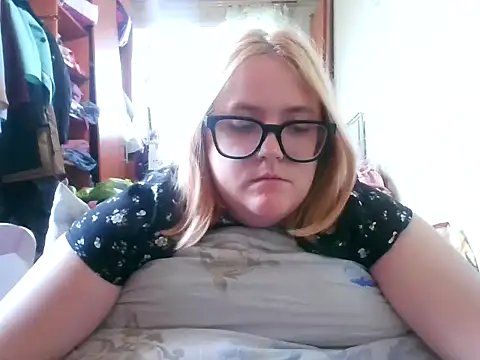 Snapshot of DesireMelissa chatting on 10-07-25, 08:15 DesireMelissa online show from 10-07-25, 08:15