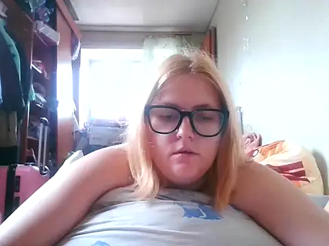 Snapshot of DesireMelissa chatting on 10-13-25, 08:05 DesireMelissa online show from 10-13-25, 08:05