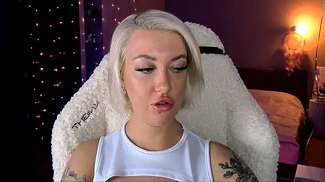 Snapshot of tykioty_Miley chatting on 12-13-24, 03:32 tykioty Miley online show from 12-13-24, 03:32