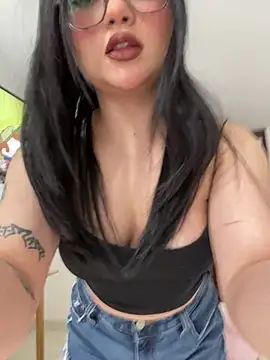 Snapshot of montmariana chatting on 05-17-26, 03:45 montmariana online show from 05-17-26, 03:45