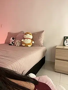 Snapshot of montmariana chatting on 06-11-26, 12:32 montmariana online show from 06-11-26, 12:32