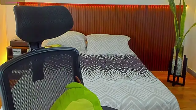 KatherineBond online show from 11-07-25, 08:46