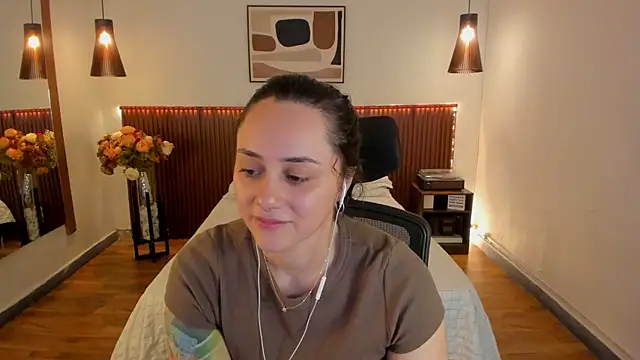 Snapshot of KatherineBond chatting on 06-13-26, 05:11 KatherineBond online show from 06-13-26, 05:11