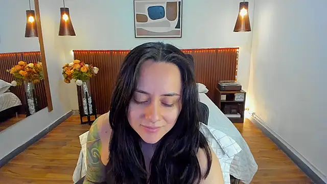 Snapshot of KatherineBond chatting on 06-17-26, 06:07 KatherineBond online show from 06-17-26, 06:07