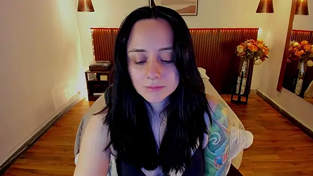 Snapshot of KatherineBond chatting on 07-28-26, 06:20 KatherineBond online show from 07-28-26, 06:20