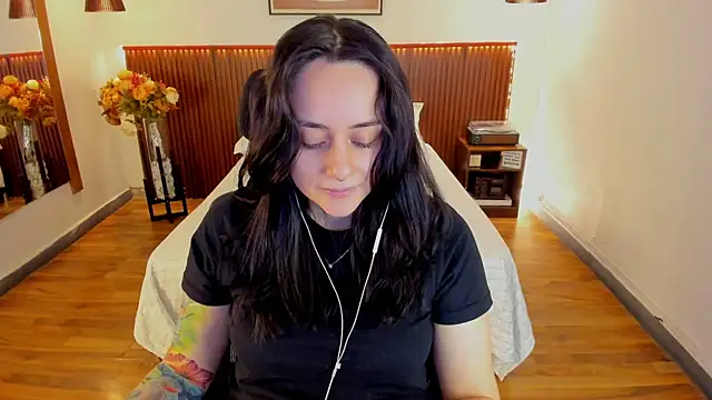 Snapshot of KatherineBond chatting on 06-27-26, 04:35 KatherineBond online show from 06-27-26, 04:35