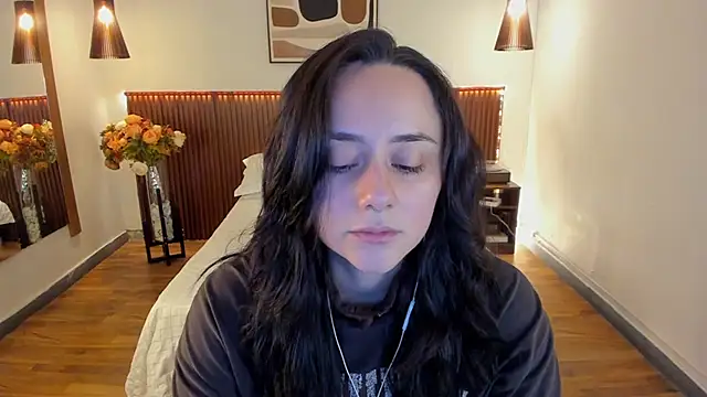 Snapshot of KatherineBond chatting on 06-18-26, 06:57 KatherineBond online show from 06-18-26, 06:57