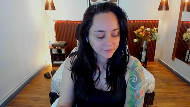 Snapshot of KatherineBond chatting on 05-19-26, 06:48 KatherineBond online show from 05-19-26, 06:48